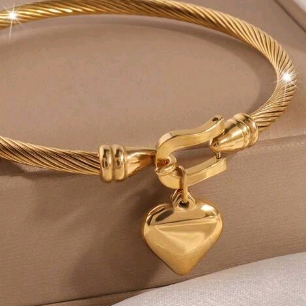Elegant Gold Heart Charm Bracelet